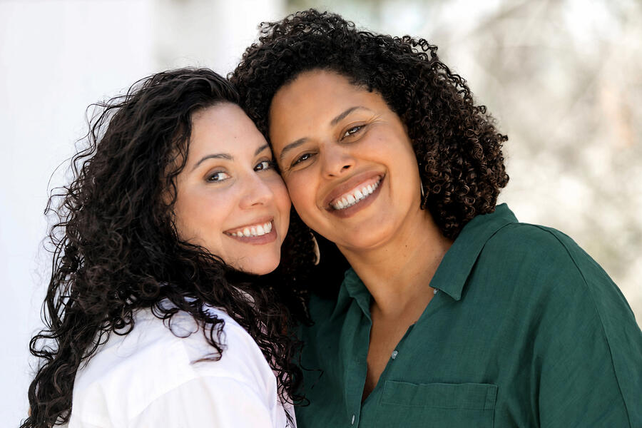 Nádia Trindade e Lanna Guedes, fundadoras do Matré Portugal sorriem para foto, uma ao lado da outra
